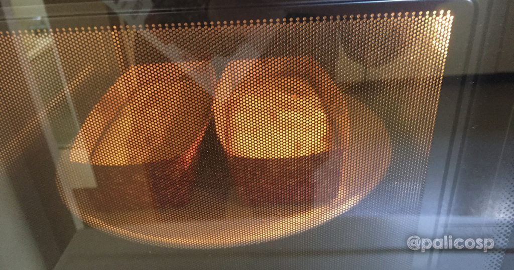 ケーキを焼いているときに、オーブンのドアを開けたらダメ