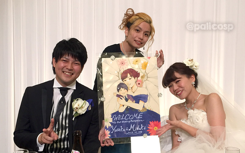 式場で新郎新婦と共にウェルカムボードの記念写真